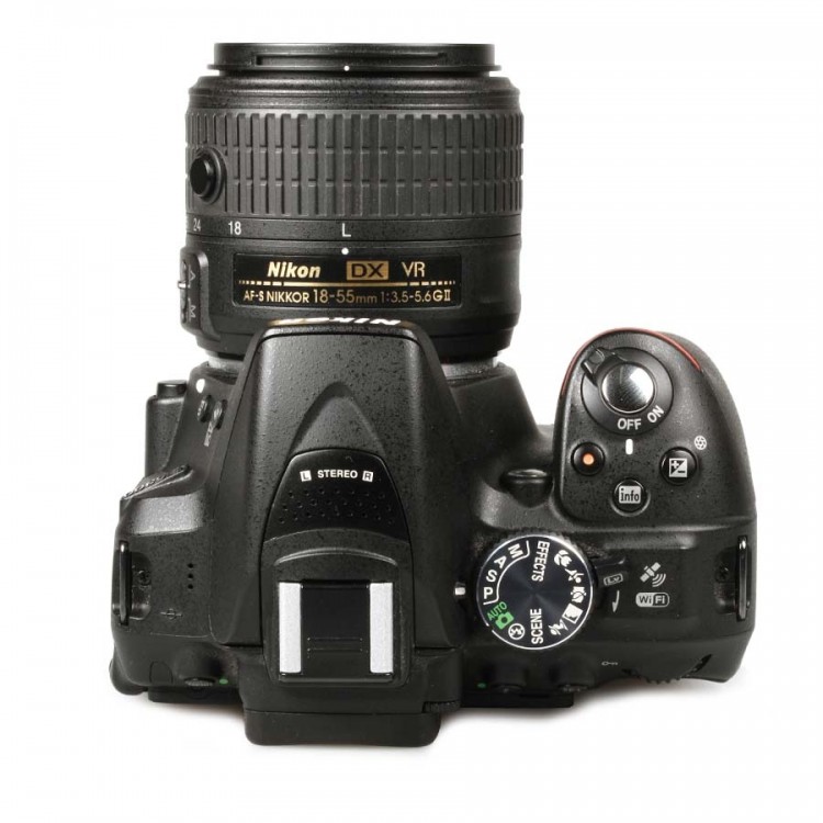 Câmera DSLR Nikon D5300 com lente AF-S 18-55mm VR II - USADA 
