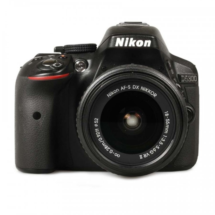Câmera DSLR Nikon D5300 com lente AF-S 18-55mm VR II - USADA 
