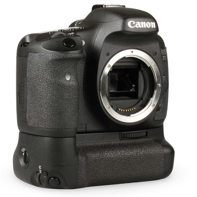 Câmera DSLR Canon EOS 7D com Grip de bateria BG-E7 - USADO (11.381 disparos)