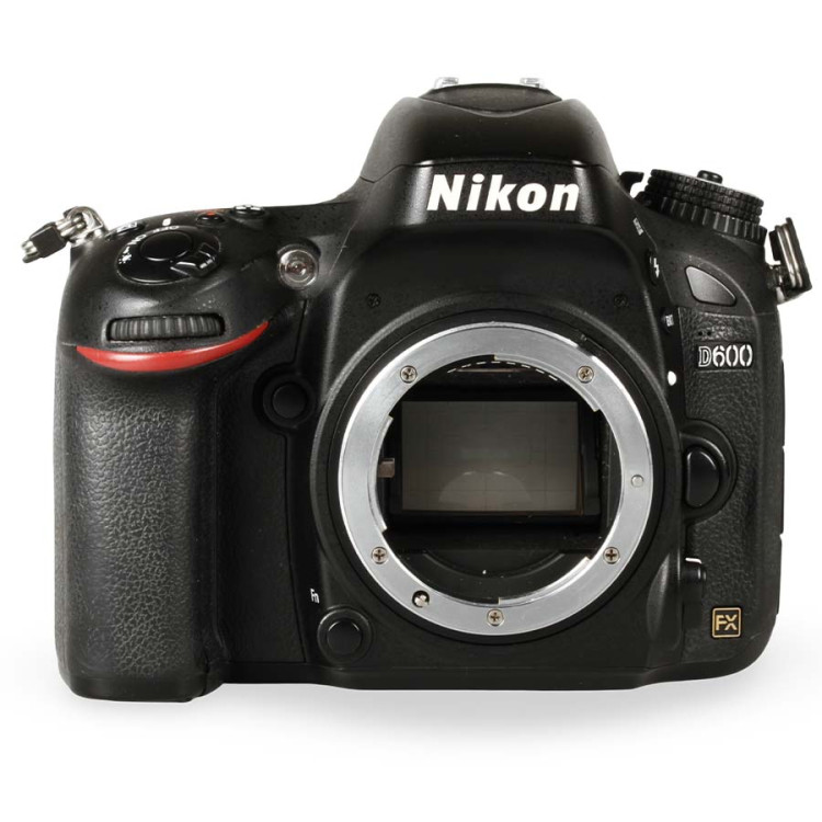 Câmera DSLR Nikon D600  - USADA (29.981 disparos)