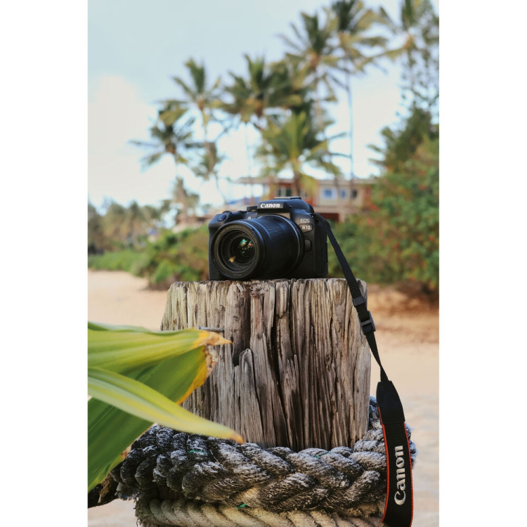 Câmera mirrorless Canon EOS R10 com lente RF-S 18-45mm IS STM