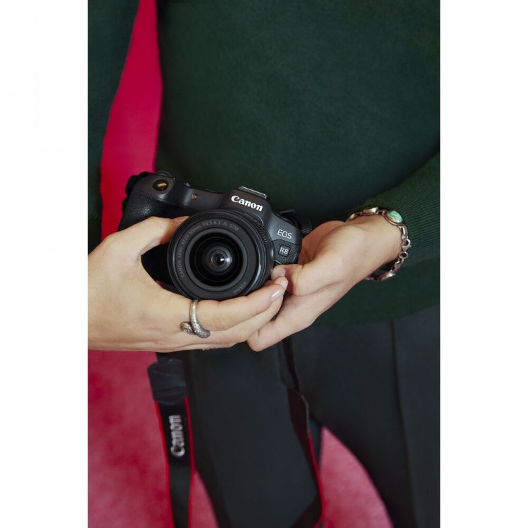 Câmera mirrorless Canon EOS R8 Content Creator Kit com lente 24-50mm, microfone, e tripé com suporte de mão