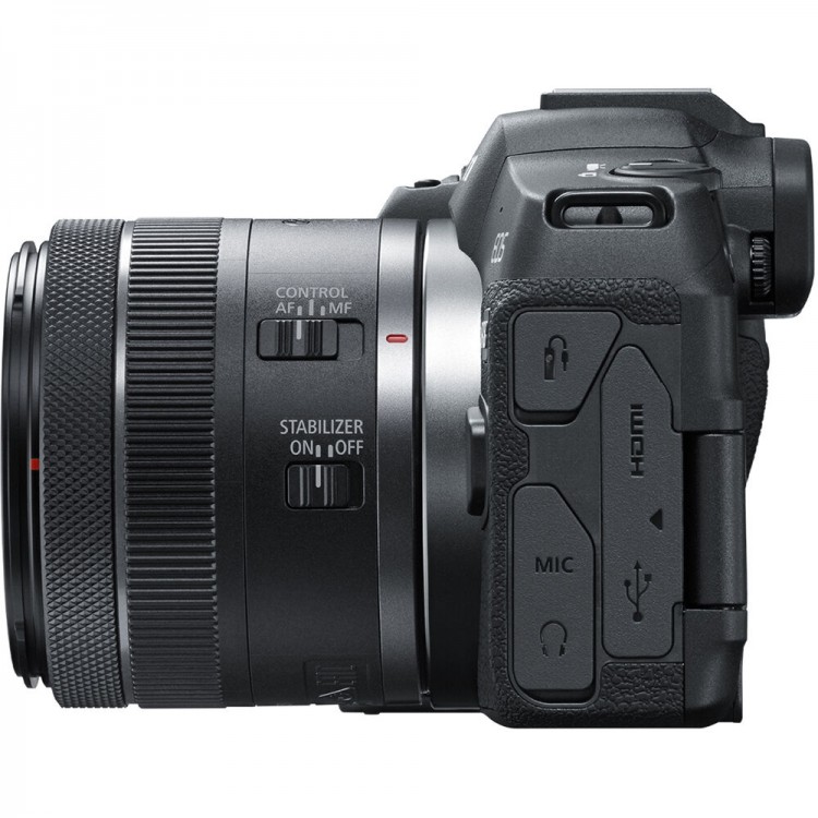 Câmera mirrorless Canon EOS R8 Content Creator Kit com lente 24-50mm, microfone, e tripé com suporte de mão