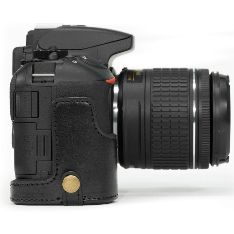 Estojo "Half Case" MegaGear MG1170 para câmera Nikon D5500 e D5600 com alça de pescoço