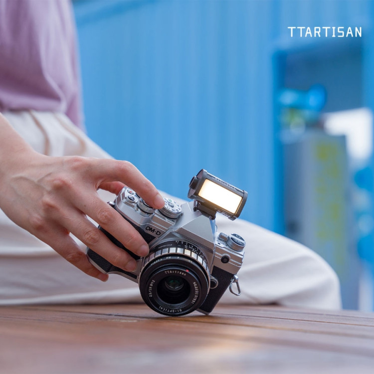 Mini iluminador de LED TTArtisan LIGHT com imã