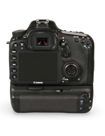 Câmera DSLR Canon EOS 7D com Grip de bateria BG-E7 - USADO (11.381 disparos)