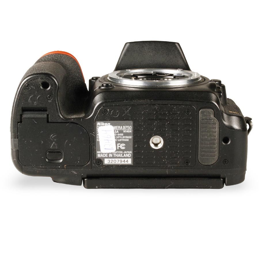 Câmera DSLR Nikon D750 - USADA (19.400 disparos)