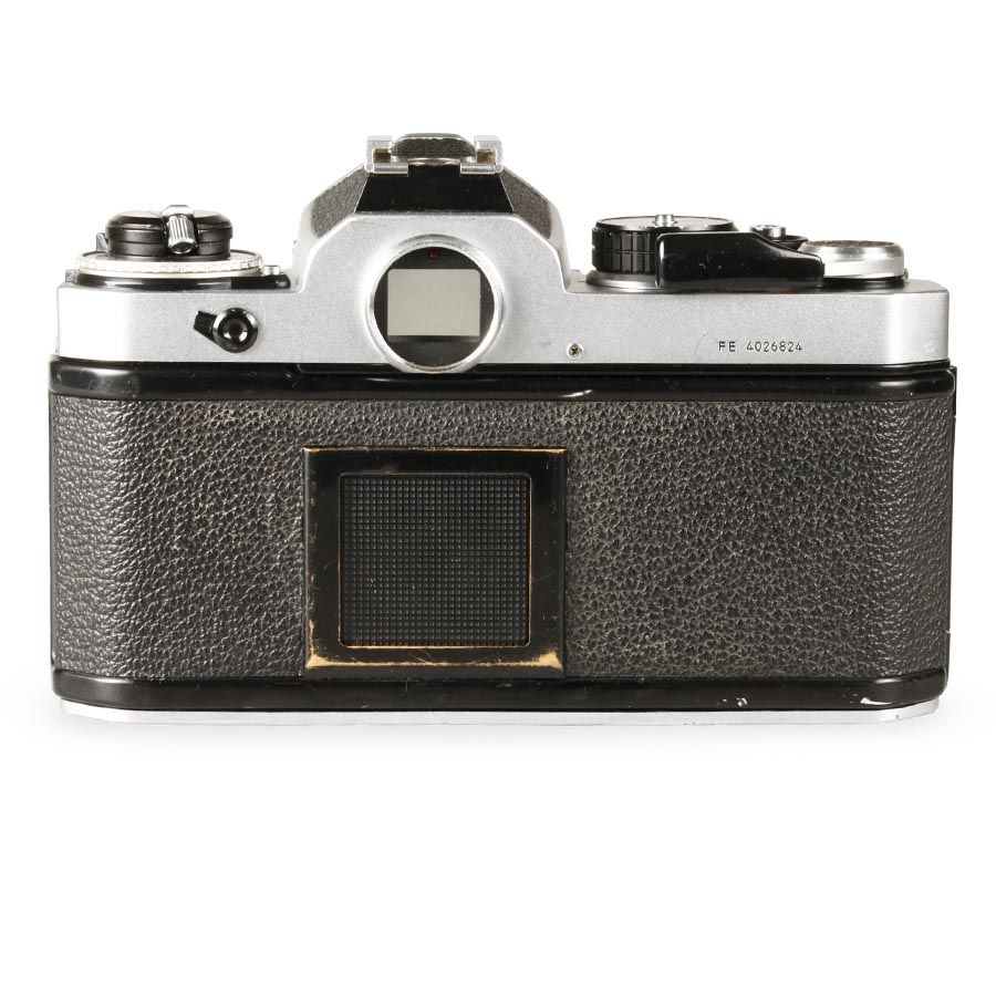 Câmera analógica 35mm Nikon FE com lente AI 50mm f1.8 - USADO (J0413C)