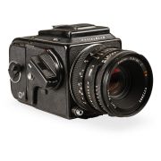 Câmera analógica médio formato Hasselblad 501C com lente Planar T* 80mm f2.8 C - USADO