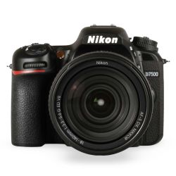Câmera DSLR Nikon D7500 com lente 18-140mm VR - USADO (214 disparos)