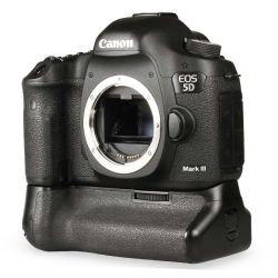 Câmera DSLR Canon EOS 5D Mark III + battery grip - USADO (36.518 disparos)