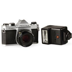 Câmera analógica 35mm Pentax K1000 com lente 50mm f2 e flash - USADO