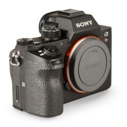 Câmera Sony Alpha α7R II - USADA (17900 disparos)